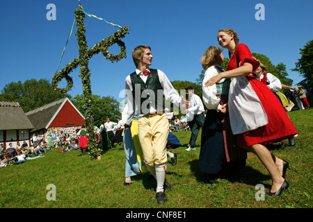 Schweden Mittsommer glückliche Menschen tanzen rund um die grüne Maibaum Himmelstorp Kullaberg Kullen Skåne Stockfoto