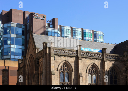 Moderne Stadt Exchange hinter alten Mill Hill Unitarian Kapelle Grad II denkmalgeschütztes Gebäude in Leeds West Yorkshire England UK Stockfoto