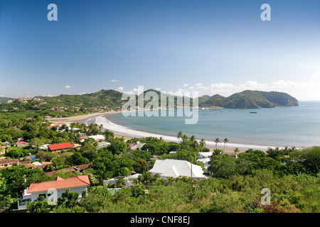 Areal Meerblick Bucht in San Juan del Sur, Nicaragua und Zentralamerika mit Blick auf Strand, Berge, Stadt und Häuser Sonnentag Stockfoto