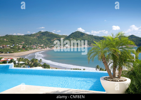 Areal Meerblick Bucht in San Juan del Sur, Nicaragua und Zentralamerika mit Blick auf Strand, Berge, Stadt und Häuser Sonnentag Stockfoto