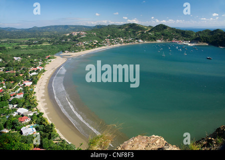 Areal Meerblick Bucht in San Juan del Sur, Nicaragua und Zentralamerika mit Blick auf Strand, Berge, Stadt und Häuser Sonnentag Stockfoto