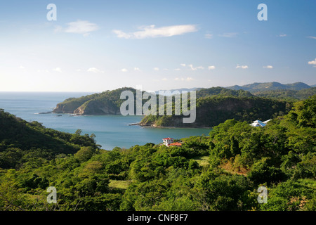 Areal Meerblick Bucht in San Juan del Sur, Nicaragua, Mittelamerika mit Blick auf Strand, Berge, Felsen und Haus Sonnentag Stockfoto