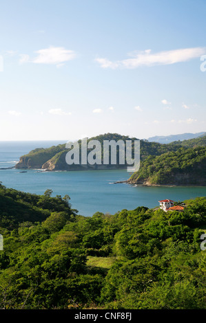 Areal Meerblick Bucht in San Juan del Sur, Nicaragua, Mittelamerika mit Blick auf Strand, Berge, Felsen und Haus Sonnentag Stockfoto