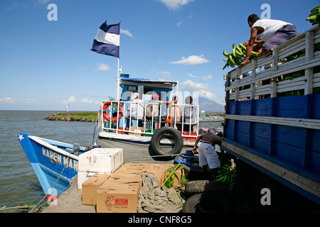San Jorge Nicaragua Fähre zur Isla Ometepe auf See Nicaragua Vulcano Concepciòn im Hintergrund zentrale Lateinamerika Stockfoto