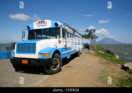 Huhn-Bus in San Jorge Nicaragua Isla Ometepe mit Vulcano Concepciòn im Hintergrund am Nicaragua-See Zentrum Lateinamerika Stockfoto