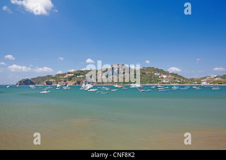 Blick auf das Meer der Bucht in San Juan del Sur, Nicaragua, Mittelamerika mit Blick auf Strand, Berge, Stadt und Häuser Sonnentag Stockfoto