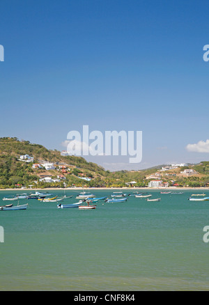 Blick auf das Meer der Bucht in San Juan del Sur, Nicaragua, Mittelamerika mit Blick auf Strand, Berge, Stadt und Häuser Sonnentag Stockfoto