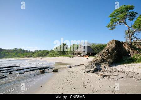 Madera-Strand in der Nähe von San Juan del Sur Nicaragua Pazifik Menschen Sonnenbaden am weißen Sandstrand am sonnigen Tag blauer Himmel Stockfoto