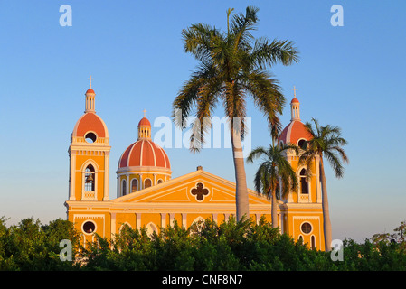 Koloniale Kathedrale von Granada Nicaragua im farbenfrohen Sonnenuntergang blue Sky Abend zum UNESCO-Weltkulturerbe Stockfoto