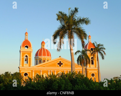 Koloniale Kathedrale von Granada Nicaragua im farbenfrohen Sonnenuntergang blue Sky Abend zum UNESCO-Weltkulturerbe Stockfoto