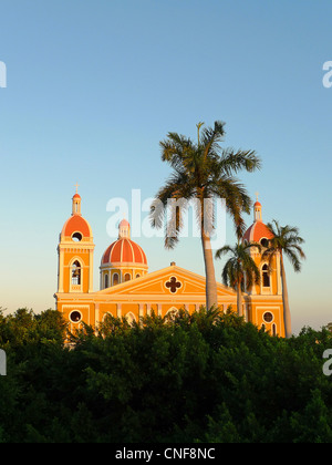 Koloniale Kathedrale von Granada Nicaragua im farbenfrohen Sonnenuntergang blue Sky Abend zum UNESCO-Weltkulturerbe Stockfoto