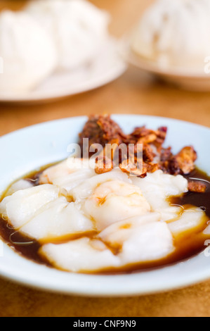Chee Cheong Fun, Arborio-Reis Nudel Roll, ein gemeinsames Gericht dienen als Dim-Sum im Teehaus. Foto ist in Penang, Malaysia. Stockfoto