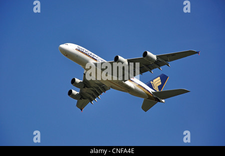 Singapore Airlines Airbus A380 dem Start vom Flughafen Heathrow entfernt. London Borough of Hounslow, London, England, United Kingdom Stockfoto