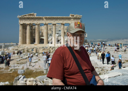 Senior woman, die Parthenon-Tempel in Athen zu besuchen Stockfoto