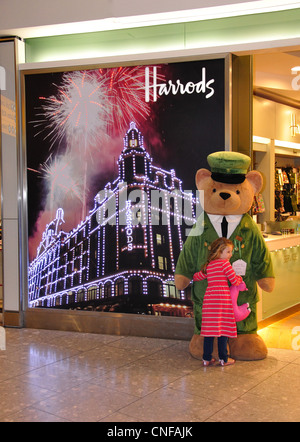 Harrod es in Abfahrten, Terminal 5, Flughafen Heathrow. London Borough of Hounslow, London, England, United Kingdom Stockfoto