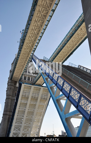 London Tower Bridge ist geöffnet, niedrigen Winkel Ansicht Stockfoto