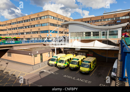 Krankenwagen im A&E (Unfall und Notfall) Eingang, Queen's Medical Center Krankenhaus (QMC), Nottingham, England, Großbritannien Stockfoto