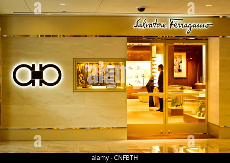 Luxus-shopping, Salvatore Ferragamo Store in Orchard Road, Singapur. Stockfoto