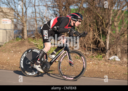 Februar TT Zeitfahren Radfahren als Teil eines Duathalon, Tri-Athleten-Training für super Serie Triathlon Great Britain, Fahrrad Bein Stockfoto