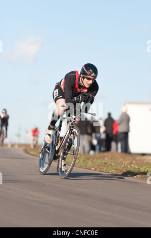 Februar TT Zeitfahren Radfahren als Teil eines Duathalon, Tri-Athleten-Training für super Serie Triathlon Great Britain, Fahrrad Bein Stockfoto