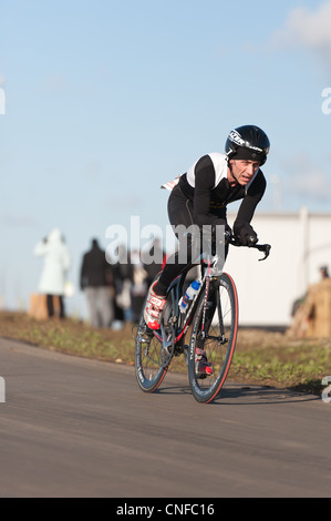 Februar TT Zeitfahren Radfahren als Teil eines Duathalon, Tri-Athleten-Training für super Serie Triathlon Great Britain, Fahrrad Bein Stockfoto