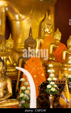 Buddha-Bilder auf dem Altar dekorativ mit Opfern, Wat Prasing Tempel, Chiang Mai, Thailand Stockfoto