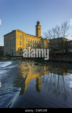 Salz Mühle spiegelt sich im Fluss Aire Saltaire West Yorkshire England Stockfoto