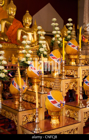 Buddha-Bilder auf dem Altar dekorativ mit Opfern, Wat Prasing Tempel, Chiang Mai, Thailand Stockfoto