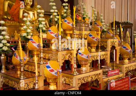 Buddha-Opfergaben auf dem Altar bei Wat pra Sing, Chiang Mai, Thaialnd Stockfoto