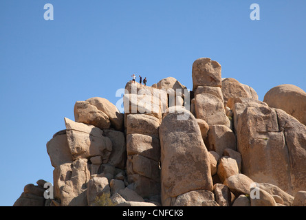 März 2012. Kletterer im Joshua Tree National Park in Hidden Valley. Stockfoto