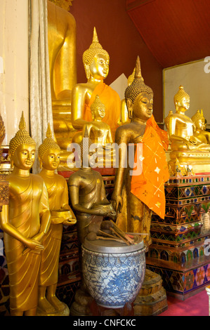 Buddha-Bilder auf dem Altar dekorativ mit Opfern, Wat Prasing Tempel, Chiang Mai, Thailand Stockfoto