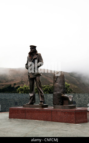 SAN FRANCISCO, Kalifornien - NOVEMBER 2010: The Lone Sailor Statue befindet sich am nördlichen Ende der Golden Gate Bridge Stockfoto