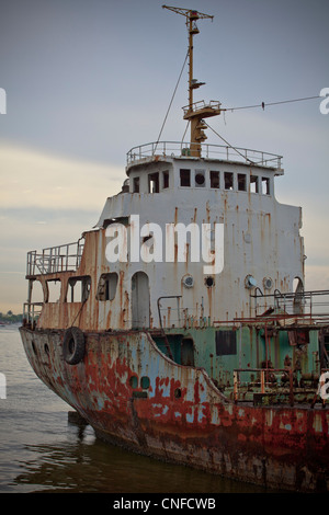 Ein Fracht-Wrack in der Bucht von Makassar Sulawesi, Indonesien, Süd-Pazifik, Asien. Stockfoto