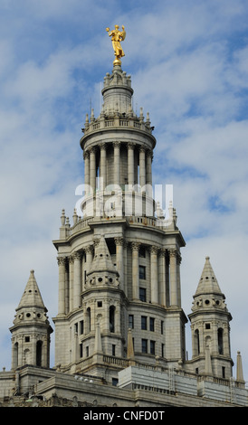 Blauer Himmel Blick gold Statue Civic Ruhm steigende Top Neo-klassizistischen Säulen Architektur, Manhattan Municipal Building, New York Stockfoto