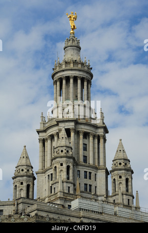 Blauer Himmel Porträt vergoldet Civic Fame-Statue erhebt Top Neo-klassizistischen Säulen Architektur Manhattan Municipal Building, New York Stockfoto