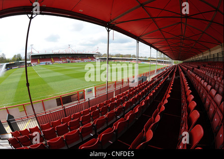 Innenansicht Broadfield Stadium, Heimat von Crawley Town Football Club Stockfoto