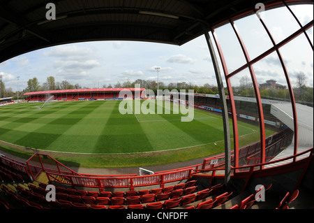 Innenansicht Broadfield Stadium, Heimat von Crawley Town Football Club Stockfoto