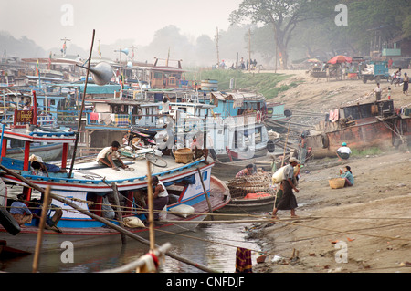 Riverside Szene - Boote am Ufer, Mandalay, Birma. Irrawaddy-Fluss, Myanmar Stockfoto