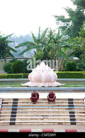 Zwei Mönche sitzen auf Stufen zusammen, Pyin Oo Lwin, in der Nähe von Mandalay, Birma-Myanmar Stockfoto