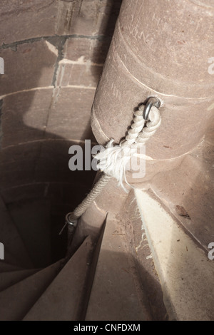 Steilen Stein Schritte in kreisförmige Treppe hinunter Turm in Kirche oder Schloss Stockfoto