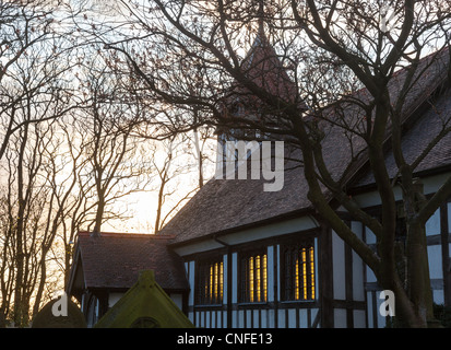 Friedhof und eine halbe Fachwerkhaus Kirche von Great Altcar in der Nähe von Southport in England Stockfoto