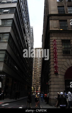 Weißen Himmel dunkle Schatten "urban Alley" Porträt Gebäude, Menschen gehen, Ann Street an William Street, Lower Manhattan, New York Stockfoto