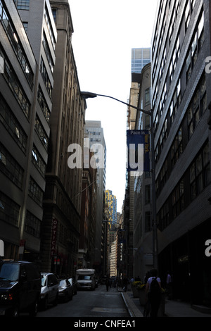 Dunkle Schatten "urban Alley" Porträt geparkten Autos, Laternenpfähle, mehrstöckige Gebäude, William Street, Lower Manhattan, New York Stockfoto