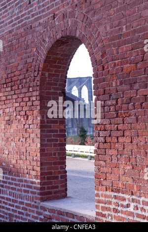 Brooklynbrücke umrahmt durch Ziegel Fenster der alten Lagerhalle Stockfoto