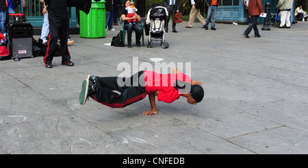 Rotes Hemd afrikanisch-amerikanischen Jugend balancieren auf der einen Seite, Bürgersteig Tanzprogramm Centre Street, in der Nähe von Brooklyn Bridge, New York Stockfoto