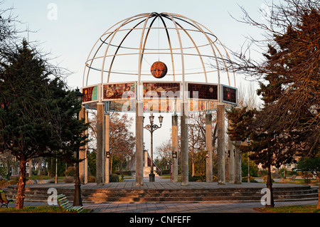 Künstlerische Denkmal von Spalten mit dem Horoskop und dem Planeten Erde im Zentrum am Parque Tres Laredos im Dorf von Laredo, Kantabrien, Spanien, Stockfoto