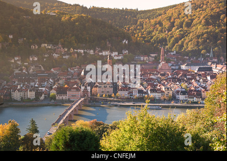 Blick auf die Alte Brücke oder alte Brücke, Neckar River Heidelberger Schloss und Altstadt von der Philosophenweg, Heidelberg, Deutschland. Stockfoto