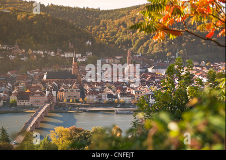 Blick auf die Alte Brücke oder alte Brücke, Neckar River Heidelberger Schloss und Altstadt von der Philosophenweg, Heidelberg, Deutschland. Stockfoto