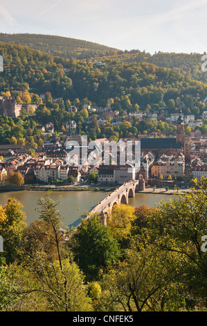 Blick auf die Alte Brücke oder alte Brücke, Neckar River Heidelberger Schloss und Altstadt von der Philosophenweg, Heidelberg, Deutschland. Stockfoto