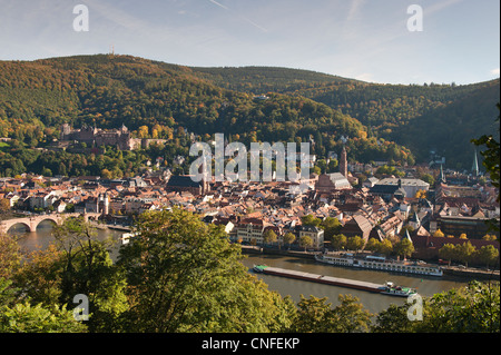 Blick auf die Heidelberger Altstadt, Neckar und Lastkahn aus dem Philosophenweg, Heidelberg, Deutschland. Stockfoto